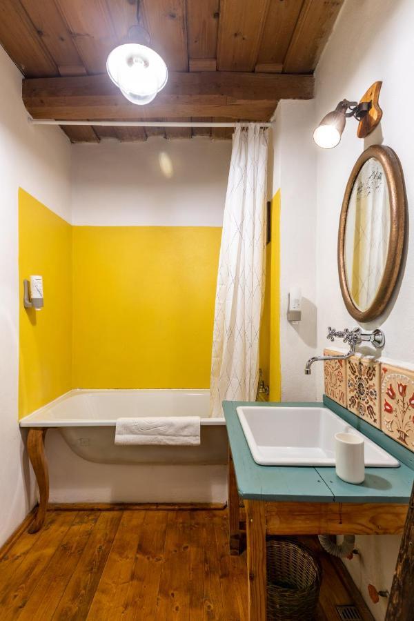 فندق Viscri 32 - White Barn And Blue House المظهر الخارجي الصورة